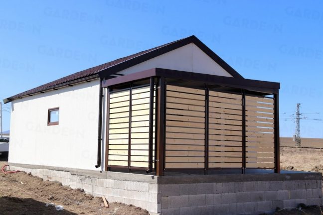 Eine Doppelgarage und eine Überdachung mit Wandelementen aus Holz