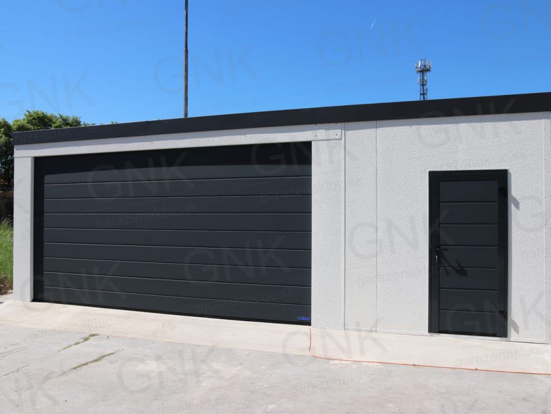 Eine montierte Garage inkl. ein kleiner Abstellraum rechts