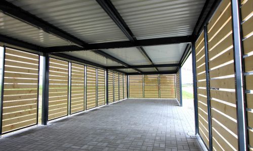 Eine Überdachung für Raucher mit Wandausfüllungen aus Holz