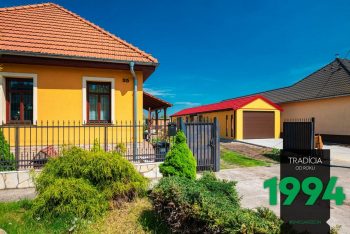 Individuelle Garage mit Satteldach neben einem Familienhaus