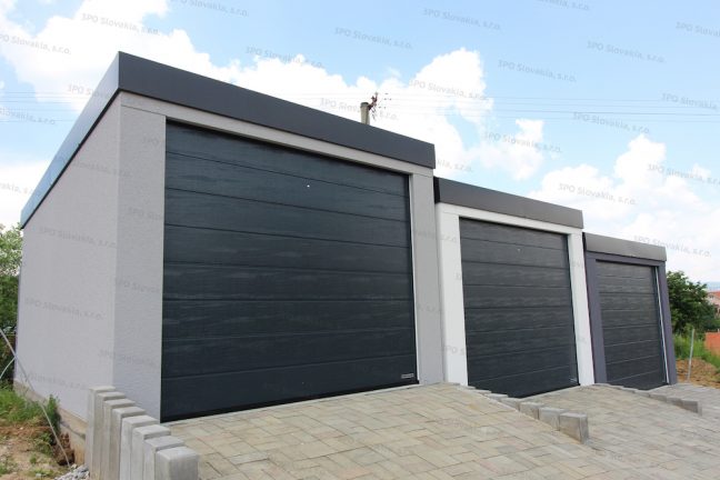Drei alleinstehende Garagen in den Farben licht-grau, weiß und dunkel-grau