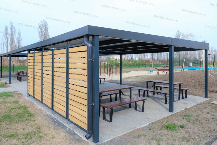Eine montierte Pergola mit ausgefüllten Seitenwänden in der Farbe RAL 7016