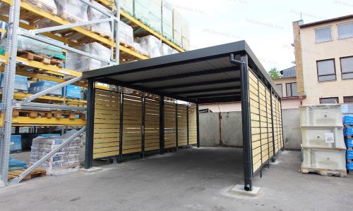 Das montierte Carport von GARDEON mit Wandausfüllungen aus Holz
