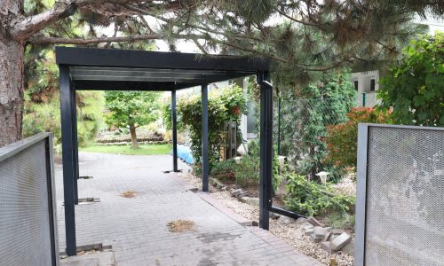 Ein Carport in anthrazit