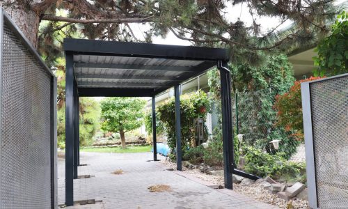 Ein Carport in anthrazit