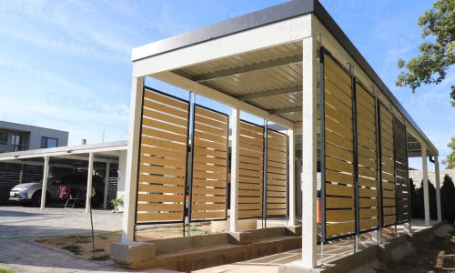 Ein montiertes Carport für 1 Auto in weiß