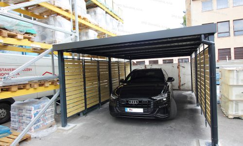 Ein Audi geparkt unter dem Carport von GARDEON in anthrazit mit Holzlatten