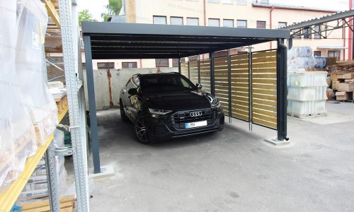 Ein Audi geparkt unter dem Carport von GARDEON mit Holzlatten