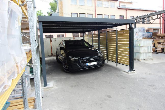Ein Audi geparkt unter dem Carport von GARDEON mit Holzlatten