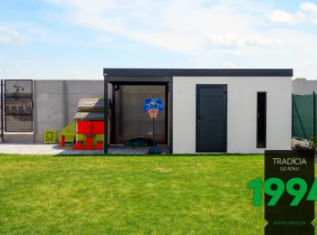 Weißes Gartenhaus mit Überdachung in der Farbkombination Weiß - Anthrazit