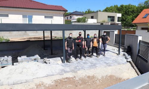 Unsere Monteure vor einem großen GARDEON Carport
