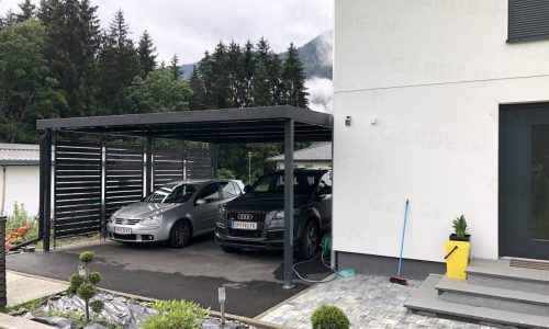 Das montierte Doppelcarport von GARDEON mit Wandausfüllungen