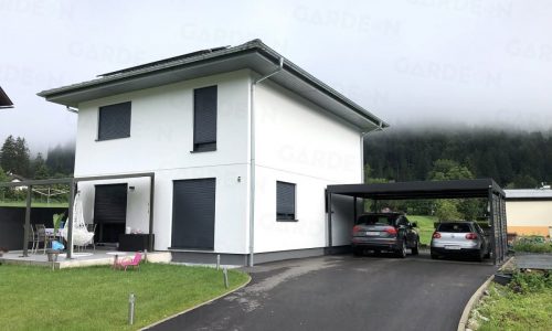 Das moderne Doppelcarport von Gardeon bei einem Familienhaus