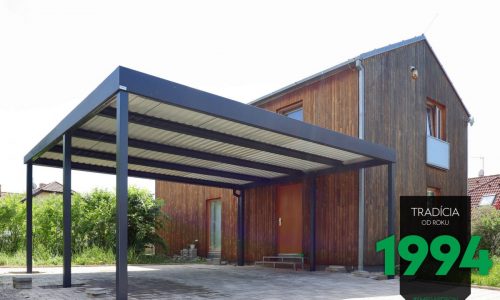 Modernes GARDEON Carport aus Stahl neben einem Holzhaus