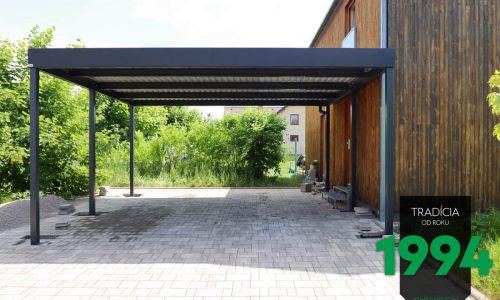 Stahlcarport von GARDEON in Anthrazit neben einem klassischen Familienhaus aus Holz