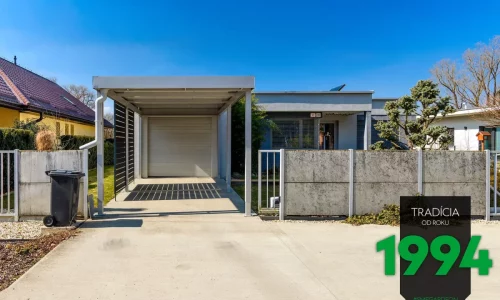 Einzelcarport zur Garage in Alu-Farbe mit Sichtschutz an der linken Seite