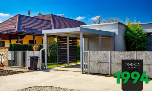 Moderner Sichtschutz an dem schlichten Einzelcarport von GARDEON