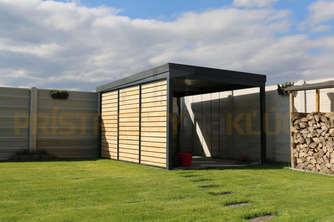 Ein modernes Altan mit Seitenwänden in dem Garten