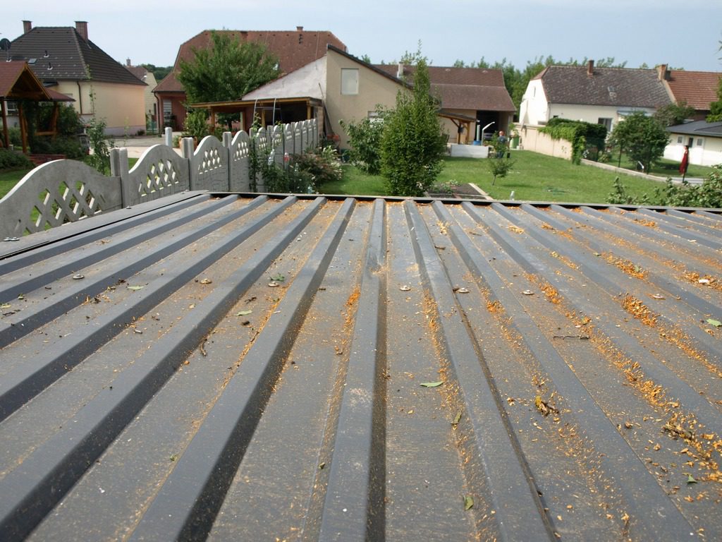 Die Dachdeckung an einem beschädigten Gartenhaus