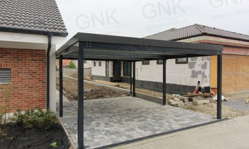 Ein montiertes STANDARD Carport von GARDEON in der Farbe RAL 7016