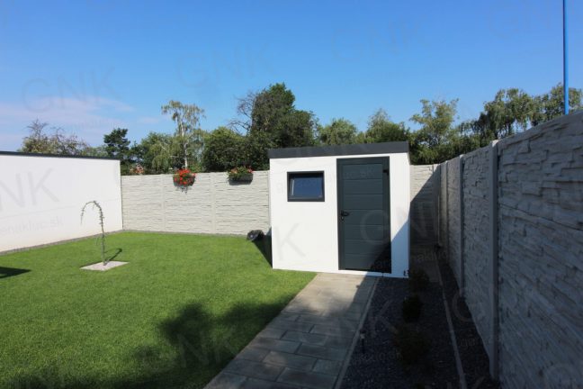 Ein modernes weißes Gartenhaus mit Zubehör in der Farbe anthrazit