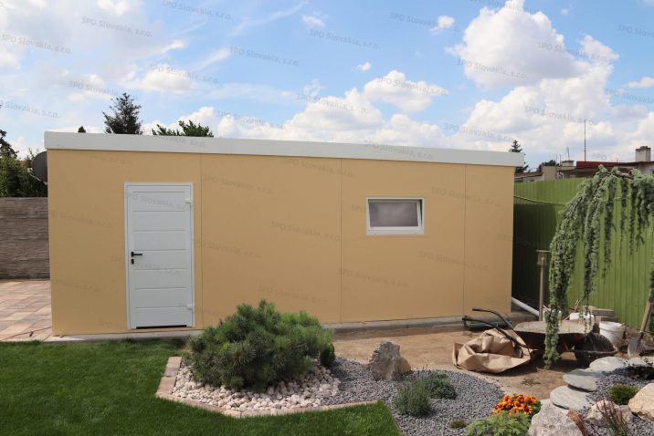 Eine montierte Garage in licht-gelb mit Zubehör in der Farbe weiß