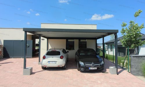 Ein modernes Doppelcarport bei einem Familienhaus