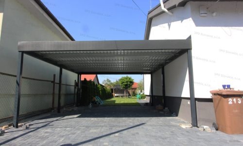 Das montierte Doppelcarport von GARDEON mit einem Flachdach neben eines Hauses mit Satteldach