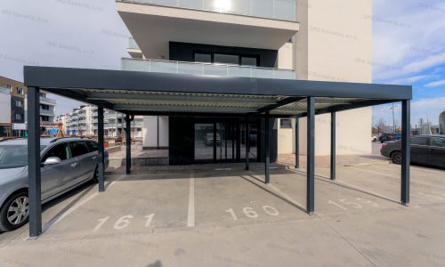 Ein STANDARD Carport für 3 Auto vor einem Wohnhaus