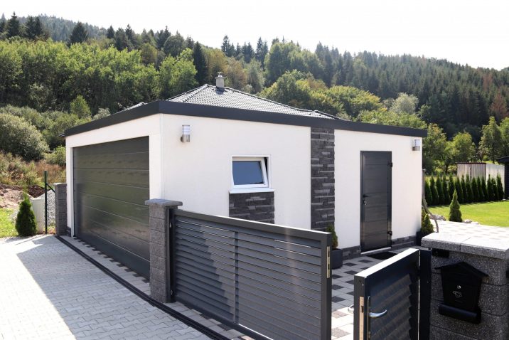 Montierte Garage von GARDEON in weiß