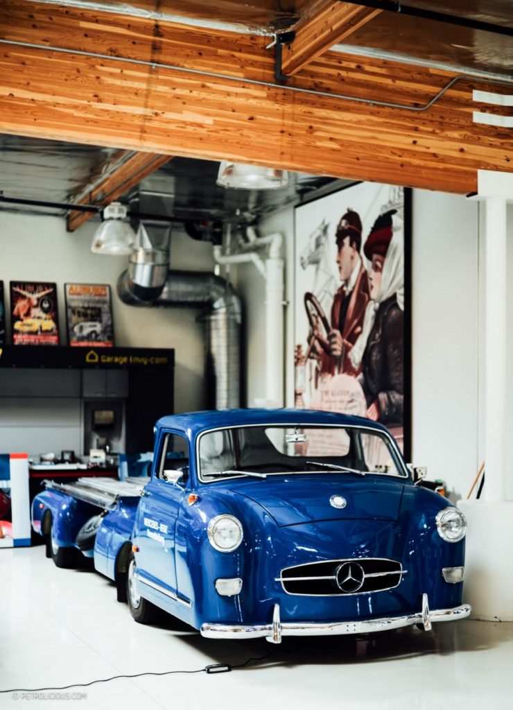 Ein blaues Mercedes in der Garage