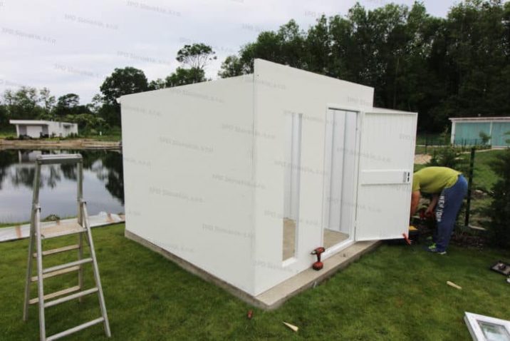 Montage der Türe von Hörmann und des Oberlichtes von Slovaktual