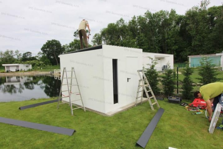 Montage der Dachdeckung eines Häuschens von GARDEON