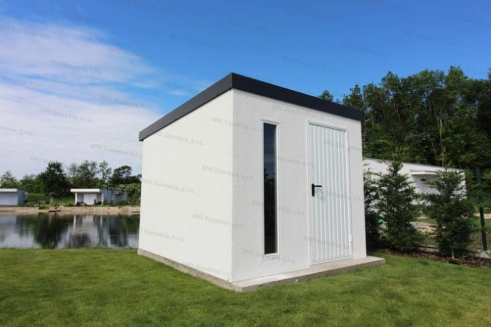 Ein montiertes Häuschen von GARDEON bei einem See