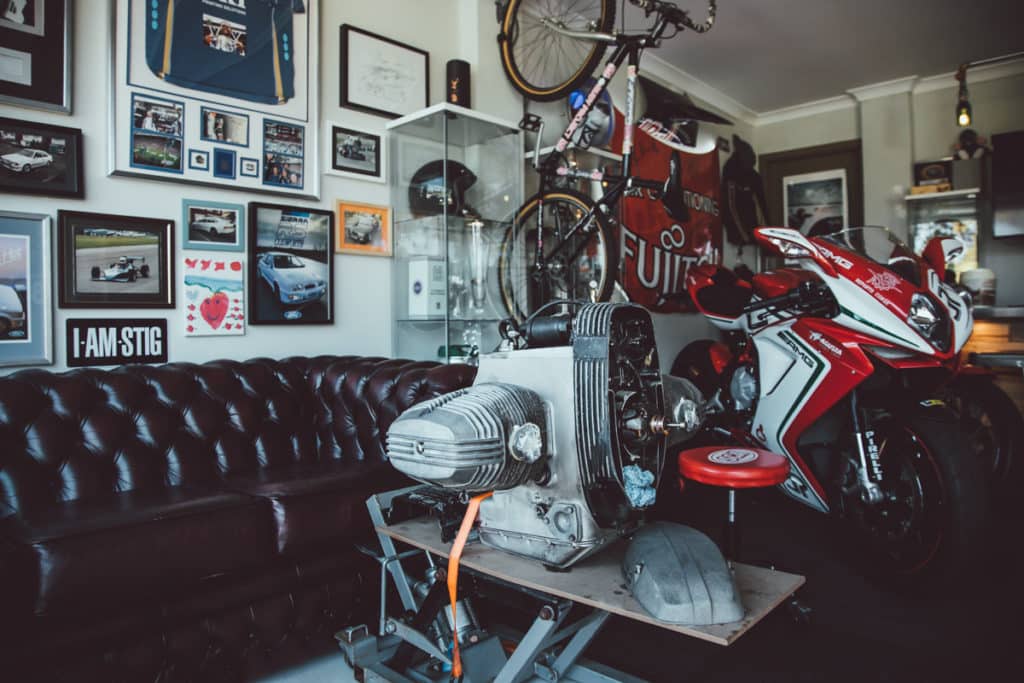Eine Garage für Motorräder