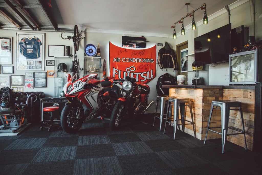 Motorräder geparkt in einer Bar
