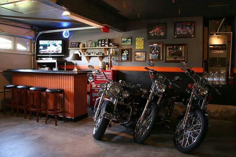 Drei Motorräder geparkt in der Bar