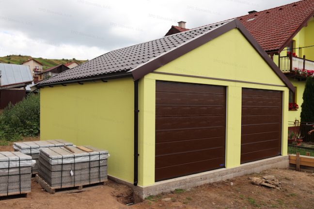 Eine Garage abgestimmt an das Haus mit Satteldach in braun