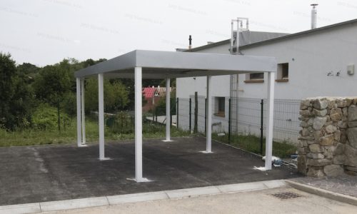 Das montierte Carport von GARDEON mit der Deckung in der Farbrichtung weißes Aluminium