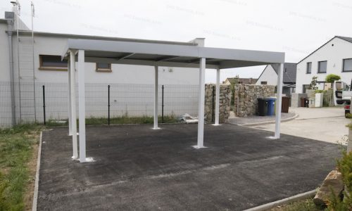 Das montierte Carport von GARDEON mit der Deckung in der Farbrichtung weißes Aluminium