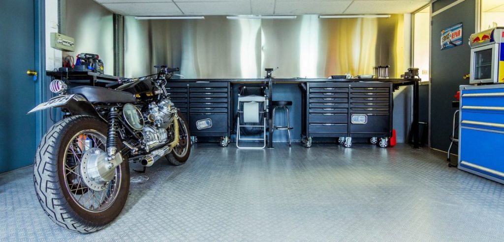 Ein Motorrad in der Garage