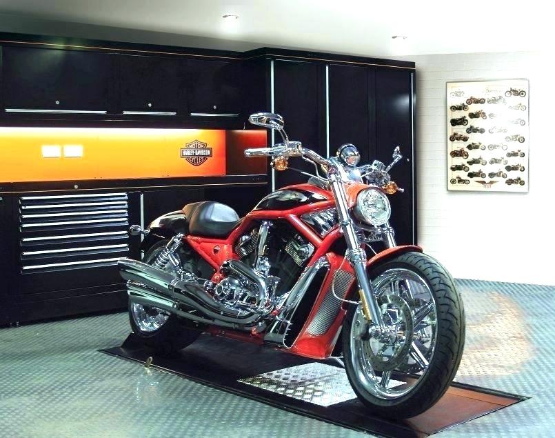 Ein Motorrad geparkt in der Garage