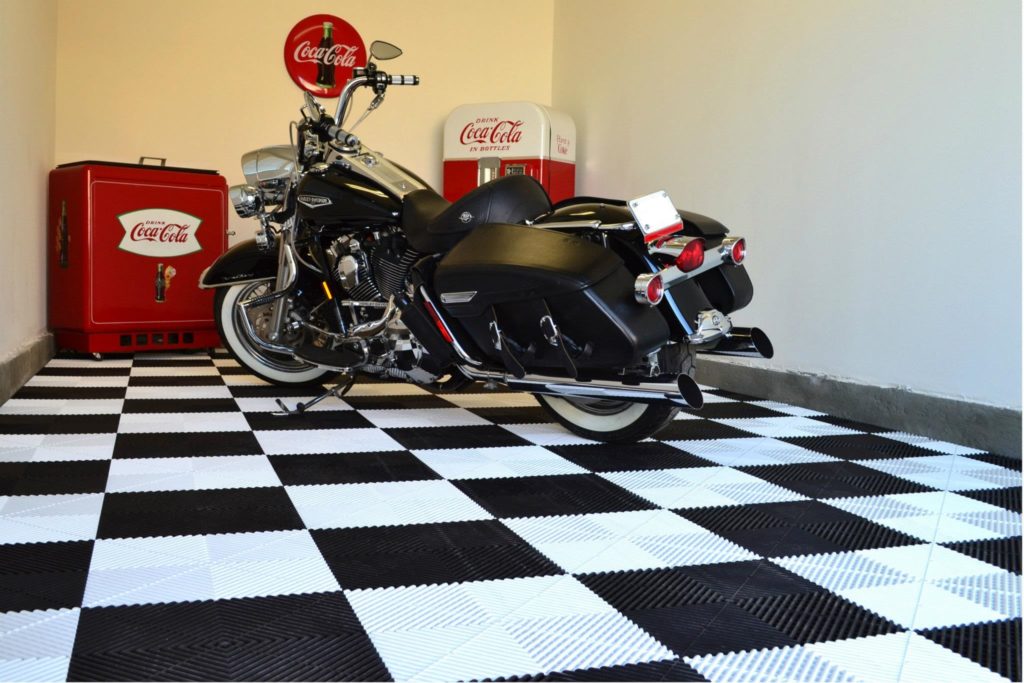 Ein schwarz-weißer Boden für das Motorrad