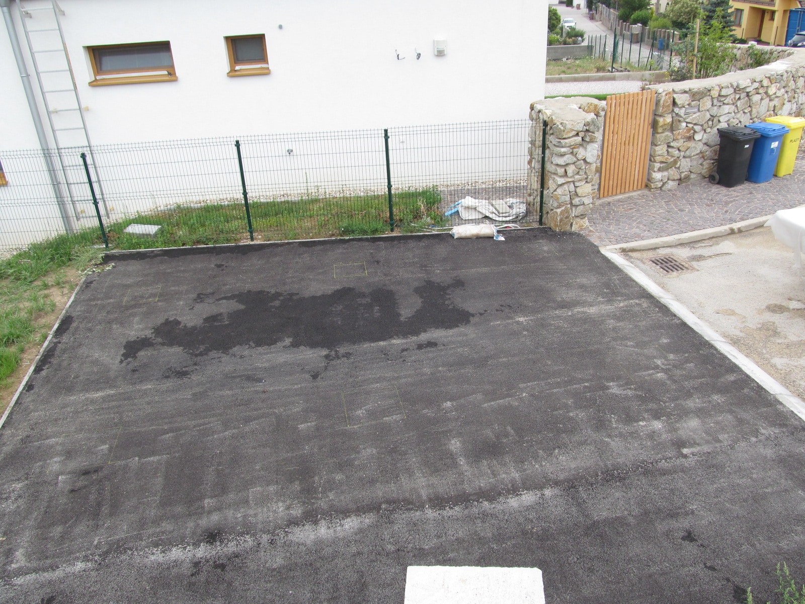 Ein Fundament für die Garage - Fußpunkten aus Beton unter Asphalt