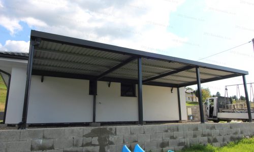 Ein montiertes Doppelcarport von GARDEON mit DRIPSTOP bei einem Familienhaus
