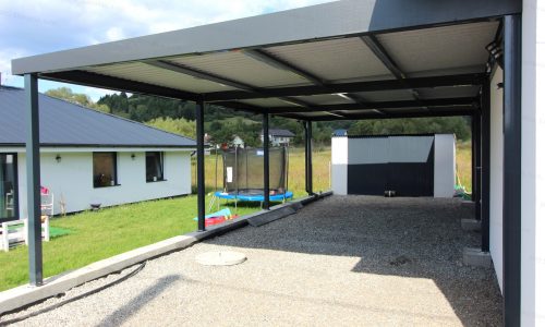 Ein montiertes Doppelcarport von GARDEON mit DRIPSTOP