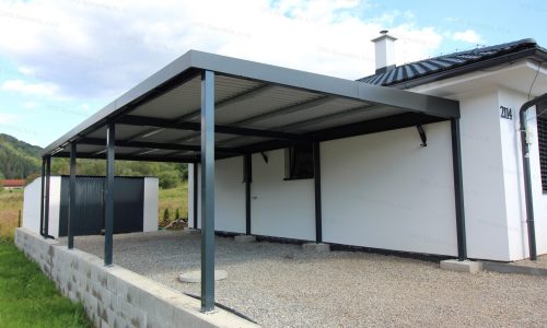 Das montierte Carport von GARDEON in anthrazit bei einem weißen Familienhaus