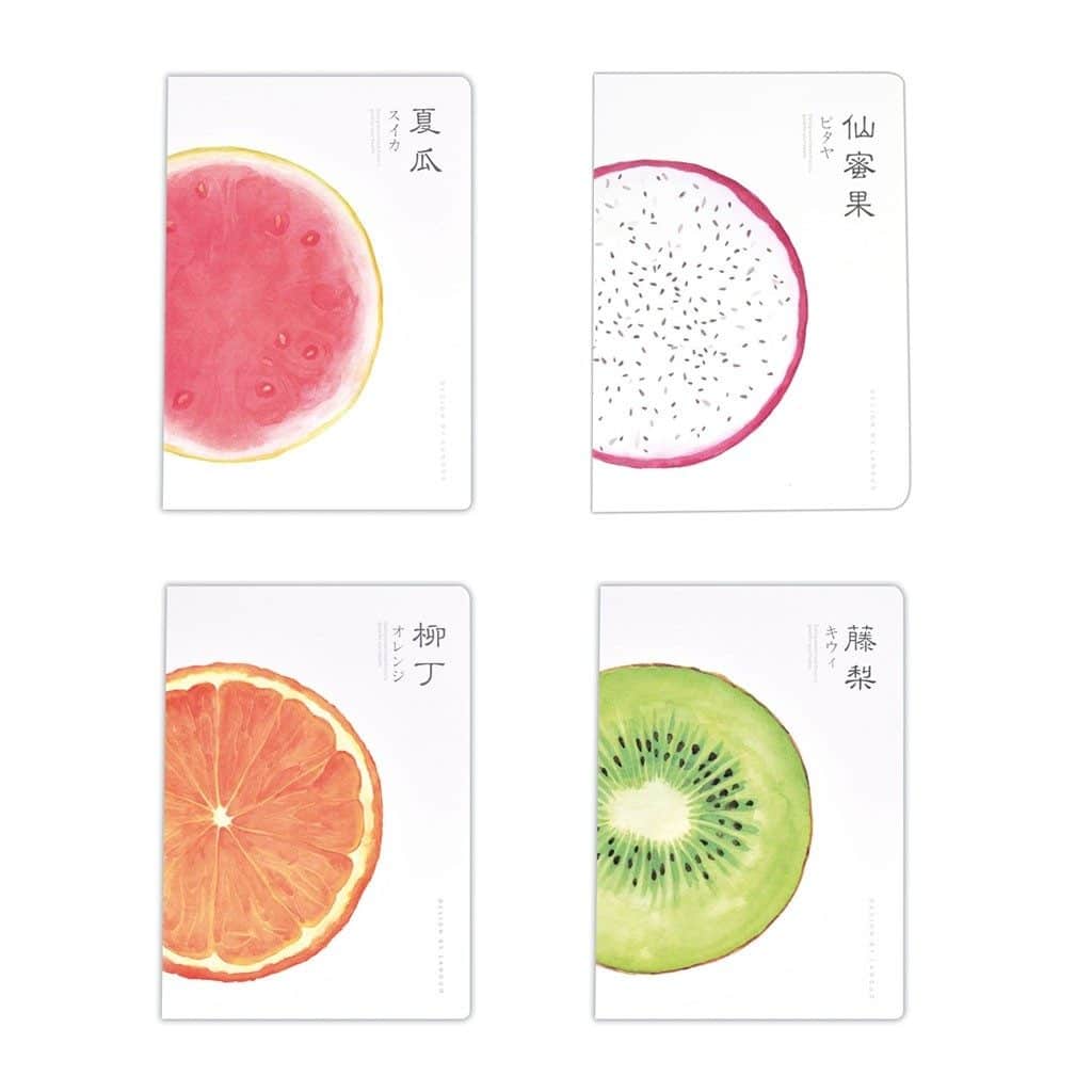 Ein Notizbuch bedruckt mit Obst - Melone, Orange, Kiwi