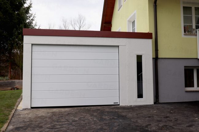 Eine montierte Garage schlicht in weiß mit einem roten Dach