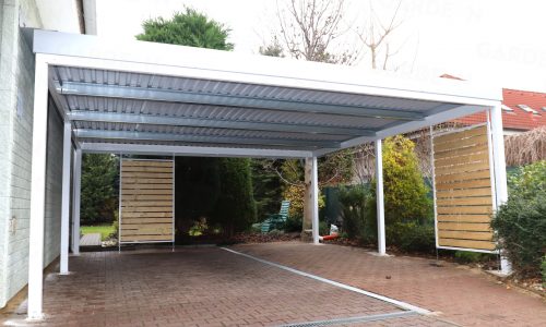 Ein Doppelcarport aus Stahl mit Flachdach in weiß